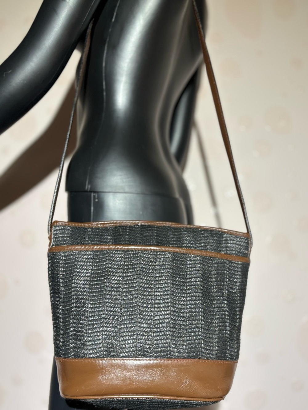 Vntg Valerie Stevens Woven Straw Bucket Bag Brown Leather Trim Shoulder bag